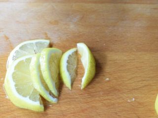 柠檬薄荷鸡丝,柠檬一半切成片