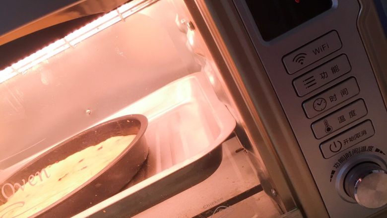 小白也会的奥尔良烤鸡腿披萨
「8寸薄脆版」,放进烤盘里，然后烤箱开启发酵功能，放进去，醒发15-20分钟。或者放到30-40度温度的地方，醒发面饼。没有的话，就室温包上保鲜膜就好。