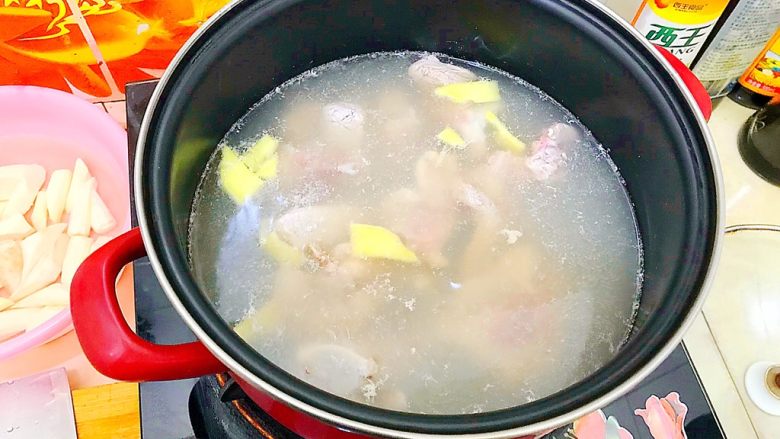 山药黑木耳胡萝卜排骨汤,水开后放入排骨，煮两三分钟！