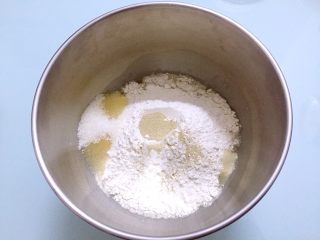 纸杯小面包,把主材料除了黄油外，都放入和面桶，顺序为牛奶、鸡蛋液、糖和盐对角放，然后放面粉，酵母放最上面