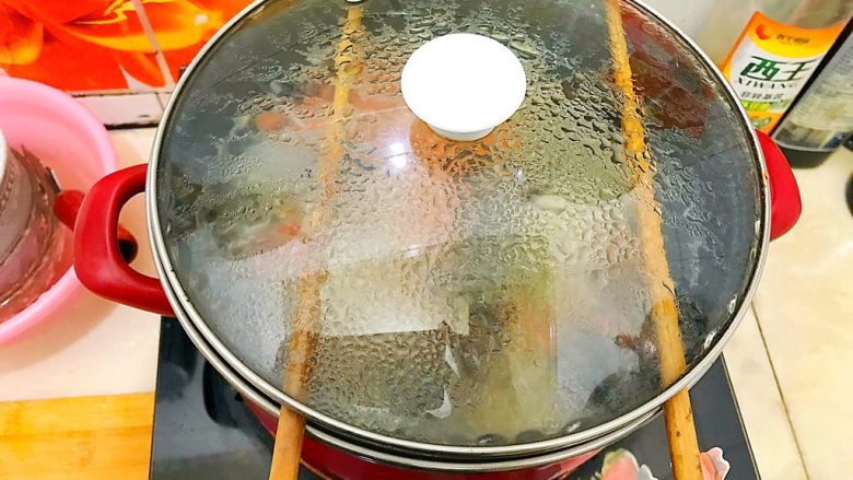 山药黑木耳胡萝卜排骨汤,架两根筷子，盖上锅盖，这样子汤水不会溢出来！
小火煮30分钟！