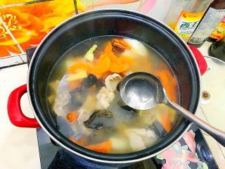 山药黑木耳胡萝卜排骨汤,搅拌一下，开着锅盖再煮5分钟，即可！