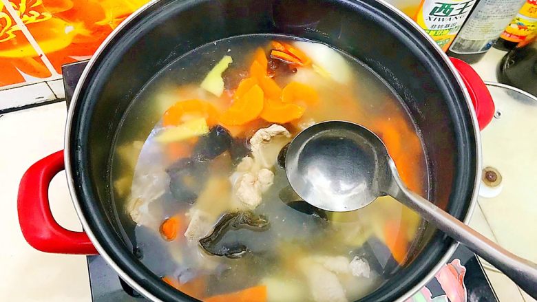 山药黑木耳胡萝卜排骨汤,搅拌一下，开着锅盖再煮5分钟，即可！