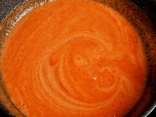 超级百搭实用――自制番茄酱,打好的番茄糊倒入不粘锅中，小火熬制