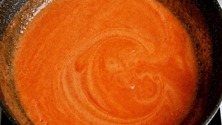 超级百搭实用――自制番茄酱,打好的番茄糊倒入不粘锅中，小火熬制