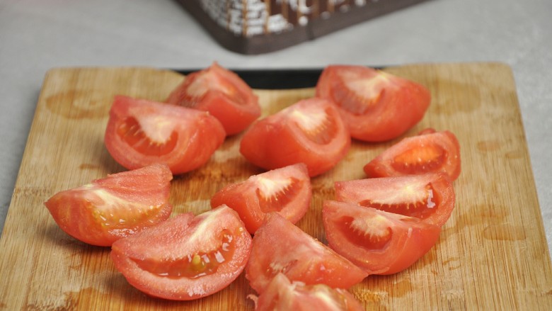超级百搭实用――自制番茄酱,番茄去皮后切块备用