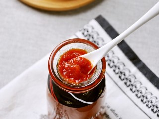 超级百搭实用――自制番茄酱,待温度降下来，取干净玻璃瓶装好，随吃随取