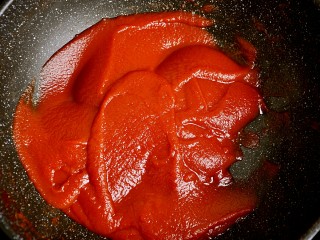 超级百搭实用――自制番茄酱,熬到略粘稠时