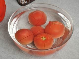 超级百搭实用――自制番茄酱,倒入开水盖盖焖2-3分钟，至脱皮状态