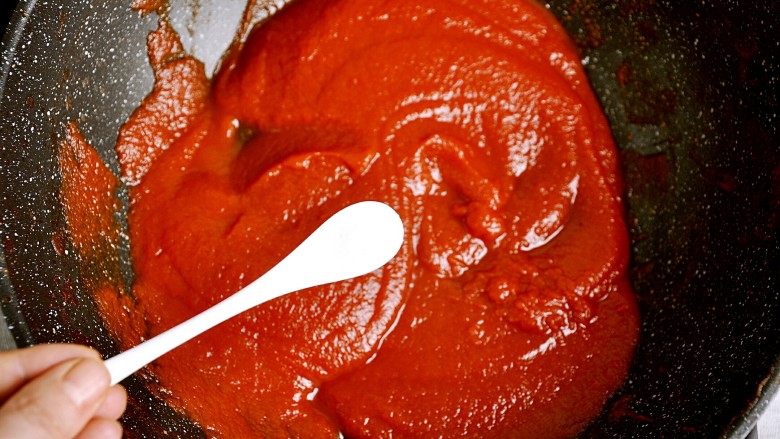 超级百搭实用――自制番茄酱,加入1小勺盐