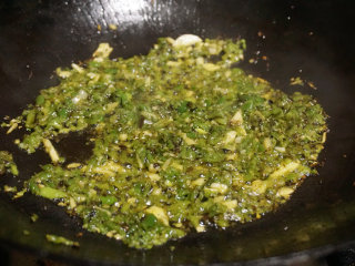 烧椒鳝鱼,锅内倒适量油，将青椒碎、蒜米放入油锅中炒香，制作烧椒酱