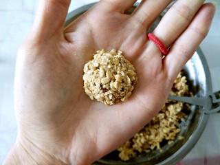 低糖无油燕麦饼干,用勺子在手心对燕麦片进行整形