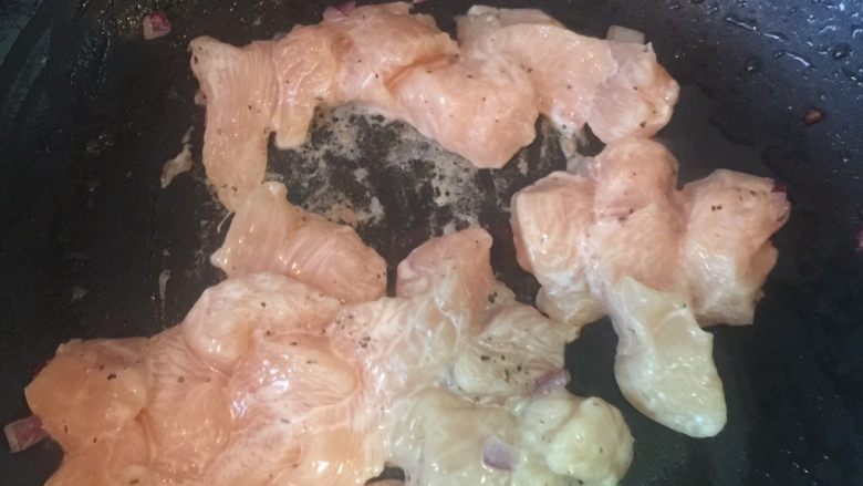 快手早餐—鸡肉意大利面,锅中倒少许油把鸡肉炒熟，盛出备用