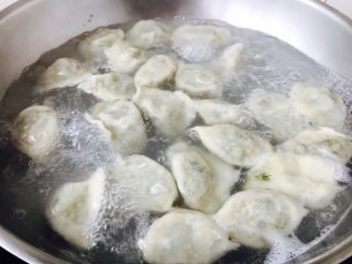 北方特色饺子 茴香馅水饺（附和馅小技巧）,这是水开后饺子浮在水面的状态。