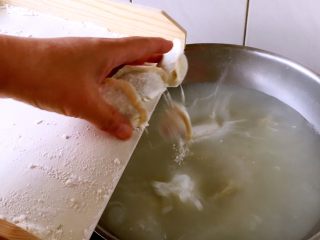 北方特色饺子 茴香馅水饺（附和馅小技巧）,锅里放大量的水，水开后将饺子推入锅里。
一次别煮太多，我每次煮30个左右。