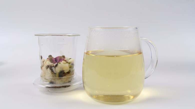 #冬喝暖饮夏吃冰#玫瑰红润养颜茶,味道出来后，把各种花茶渣滤出。