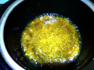 桔子果酱,这个过程最少四十分钟。最后果酱逐渐变透明变棕黄即可关火