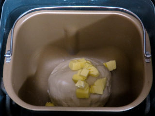 萌宠【龙猫挤挤小面包】,、揉成光滑的面团之后，加入室温软化的黄油