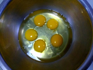 纸杯海绵蛋糕,五个鸡蛋打入无油无水的盆中