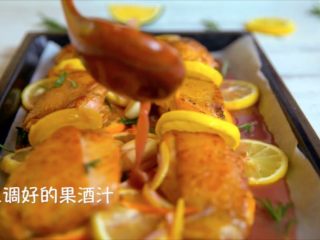 西班牙果酒烤鸡,煎好后，放入托盘，下方可以垫几片橙子和柠檬，倒入调好的红酒汁