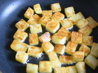 土豆原来可以这样吃，好吃到让你上天，孜然小土豆块！,中火煎3分钟，翻面，再煎2分钟至微微焦黄盛出