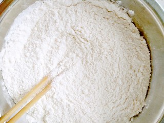 青苹果乐园,把白砂糖，食用盐，小苏打加入面粉里面搅拌均匀。