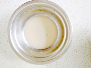 青苹果乐园,牛奶加热，30度为宜，不超过40度，再加入酵母粉，搅拌均匀融化。
