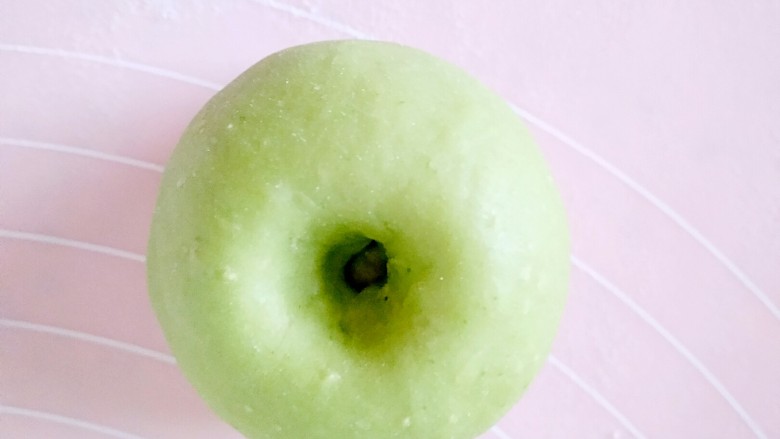 青苹果乐园,再把它包起来收口朝下，再搓圆，用食指在上面轻轻的戳一个洞，不要戳破，也可以用筷子操作。