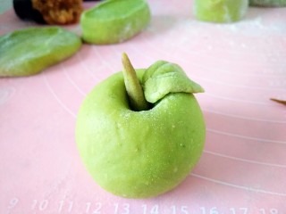 青苹果乐园,再用面皮加点豆沙揉和搓成长条，做成苹果蒂，叶子可以不做