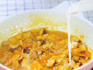 香菇肉末盖浇面 宝宝辅食，空心管面+胡萝,生粉加一点点水化开，淋入锅中，煮到汤汁浓稠就可以了。如果要加盐出锅前可以加哦。