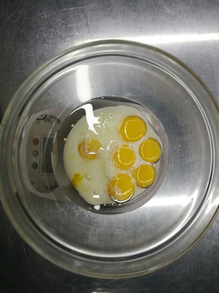 一次性做出六种口味的戚风蛋糕,蛋黄和蛋白分离在两个碗中，蛋黄里面加入糖粉，油，和<a style='color:red;display:inline-block;' href='/shicai/ 219'>牛奶</a>。