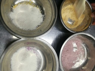 一次性做出六种口味的戚风蛋糕,6个颜色的果蔬粉按配方分别称在6个盆中，加入过筛的低筋面粉。
