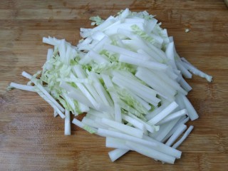 香辣白菜帮,白菜帮按菜的纵纹理切成长约两厘米的段。
