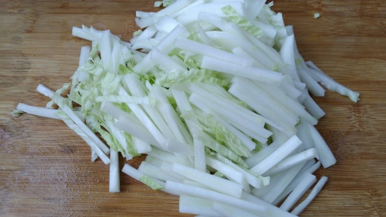 香辣白菜帮,白菜帮按菜的纵纹理切成长约两厘米的段。
