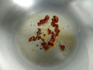 香辣白菜帮,待油七分热时放入花椒和干辣椒爆香。