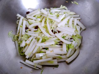 香辣白菜帮,放入白菜翻炒均匀。