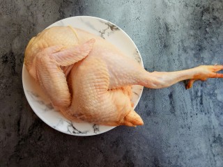 家的味道～香菇红烧鸡,准备新鲜的走地鸡半只，这种鸡就是那种肉鸡，很容易炖熟