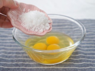 芝士肉松玉子烧,将新鲜鸡蛋打入碗中，加入细砂糖。