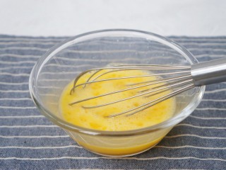 芝士肉松玉子烧,用蛋抽搅拌均匀。