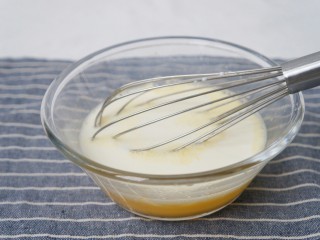 芝士肉松玉子烧,在鸡蛋液中加入适量牛奶。