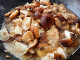 家的味道～香菇红烧鸡,中小火炖10分钟后放入香菇