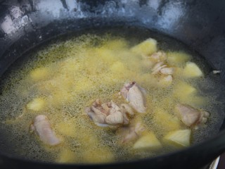 咖喱鸡意面,土豆炒一分钟左右，加入水，没过食材