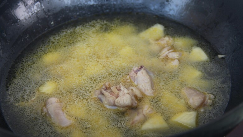 咖喱鸡意面,土豆炒一分钟左右，加入水，没过食材