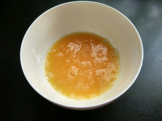 油炸金针菇,将鸡蛋打入碗中，放适量的盐并打散。