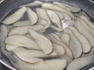 浪漫玫瑰苹果挞,把苹果片放入，煮到苹果片有点透明有点软就捞出