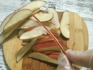浪漫玫瑰苹果挞,去芯切成1毫米厚的细片
