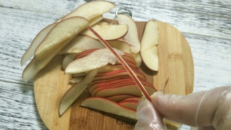 浪漫玫瑰苹果挞,去芯切成1毫米厚的细片