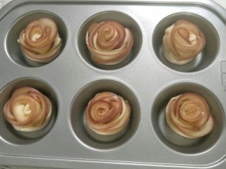 浪漫玫瑰苹果挞,剩下的挞皮也一样按步骤做好，放入马芬蛋糕模具