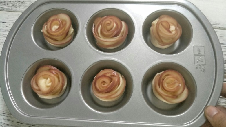 浪漫玫瑰苹果挞,剩下的挞皮也一样按步骤做好，放入马芬蛋糕模具