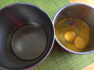 炼乳香草海绵蛋糕,分离蛋白蛋黄，蛋黄盆里再打入全蛋